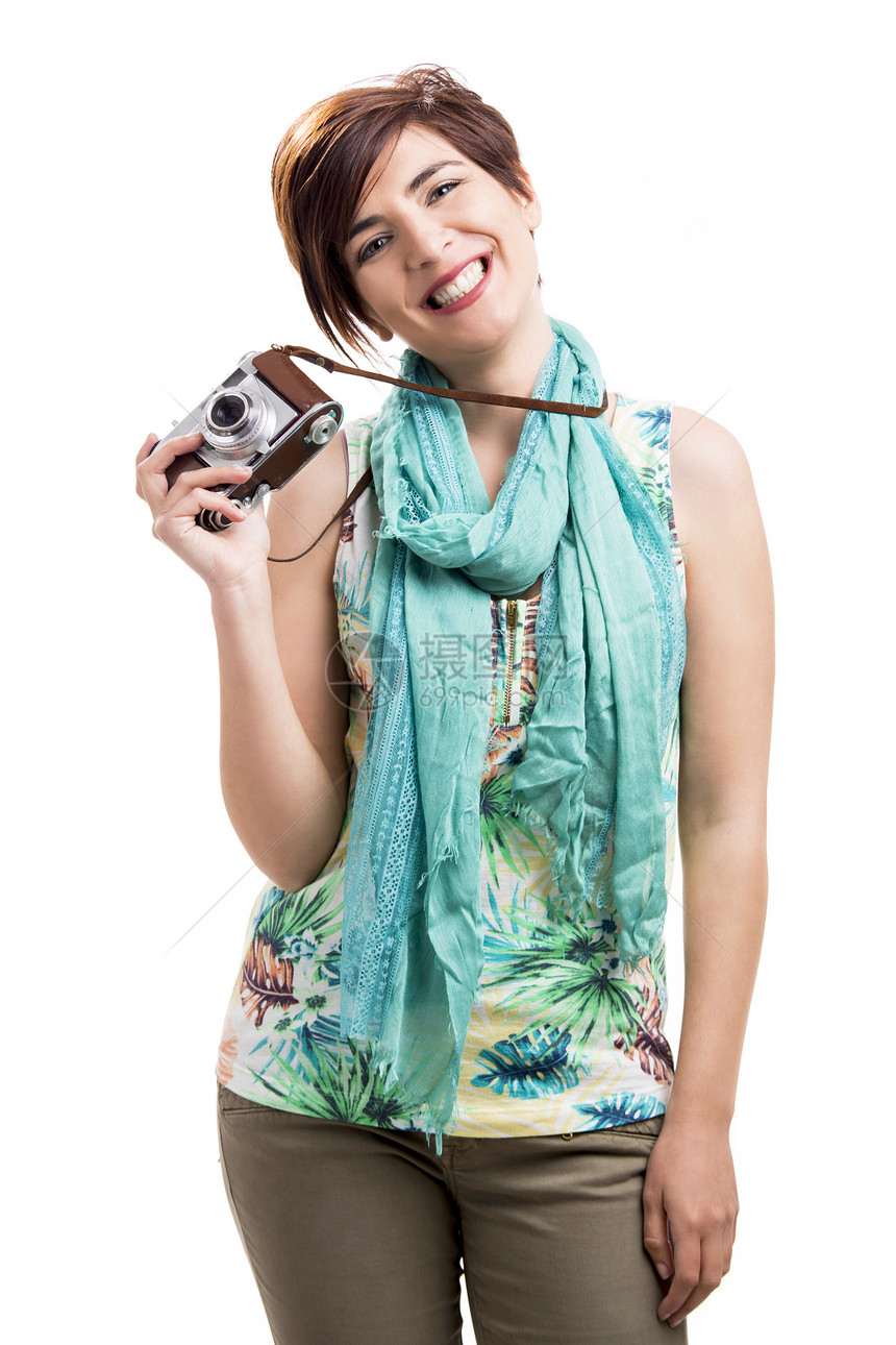 配有旧相机的女人学生乐趣女性快乐绿色女孩旅行闲暇假期微笑图片