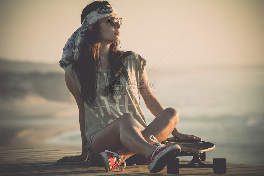 斯卡特女孩拉丁运动滑冰街道青少年乐趣海滩黑发青年滑板图片