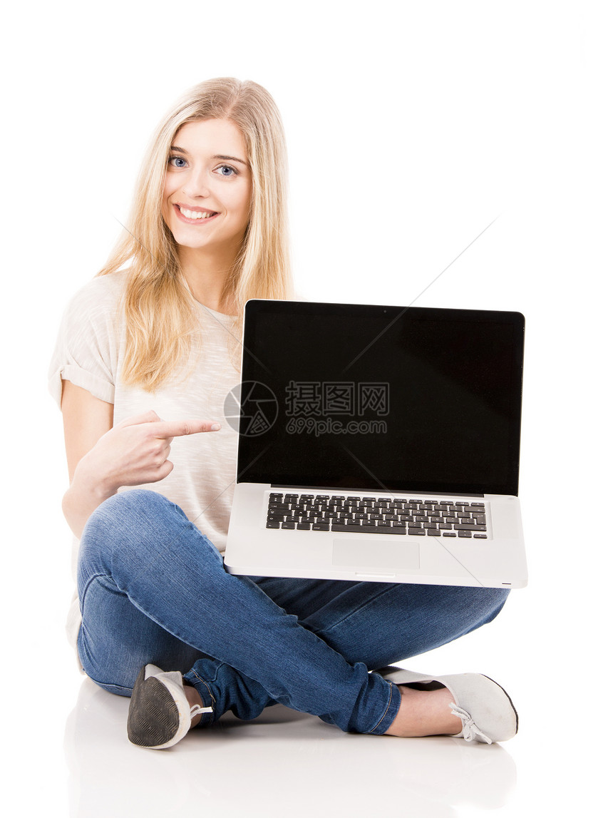 在笔记本电脑上工作的妇女微笑展示学校地面女性女孩快乐学生技术互联网图片