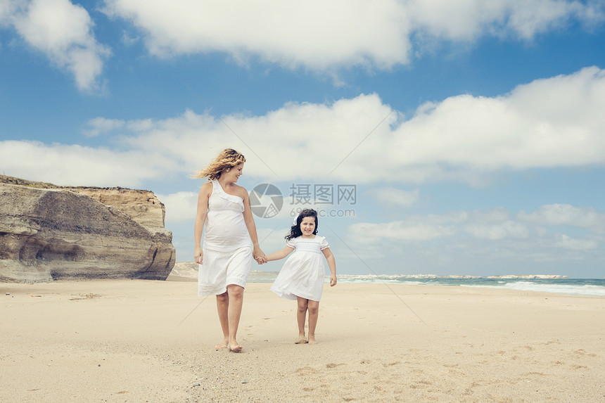 在海滩上散步家庭女儿女性母性孩子们海滨成人妈妈童年连衣裙图片