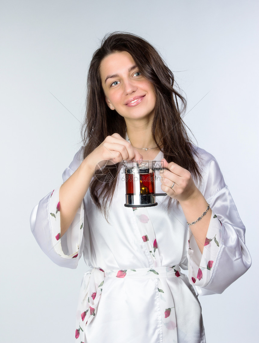 清晨在Peignoir喝茶的女人白色女士头发女孩成人房间睡衣女性勺子杯子图片