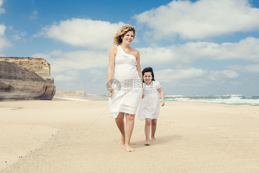 在海滩上散步怀孕连衣裙孩子们父母情感家庭童年幸福妈妈母性图片