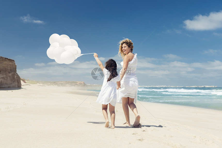 与芭蕾舞孩子气球海滩家庭妈妈活动童年海洋自由母亲图片