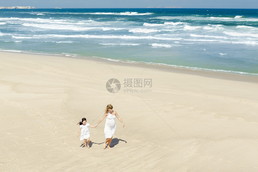 在海滩上散步妈妈海岸孩子们女性女孩母亲情感童年母性家庭图片