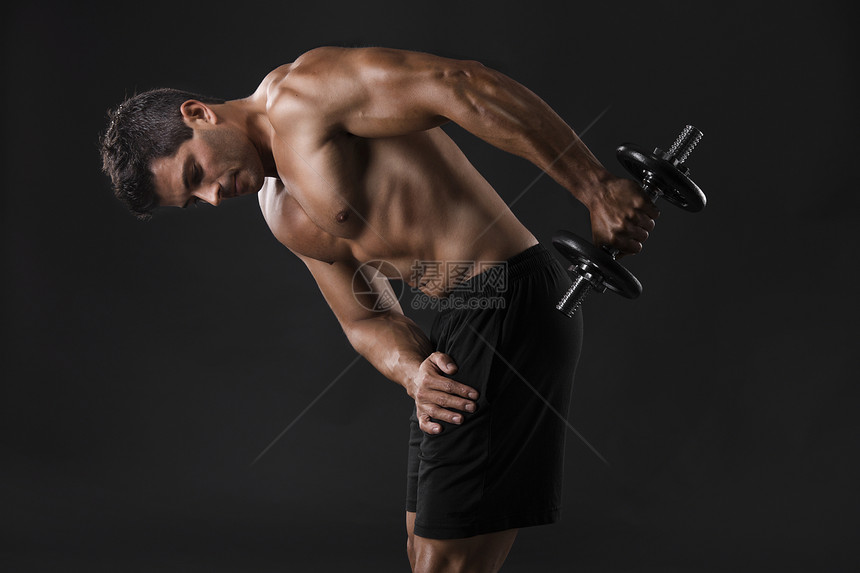 肌肉人举重重量拉丁训练权重健身房二头肌锻炼专注黑色身体运动员图片
