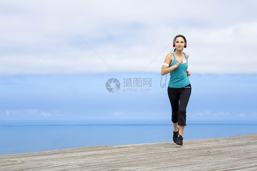 慢跑活动耳机运动装行动运动员音乐女性速度蓝色女孩图片