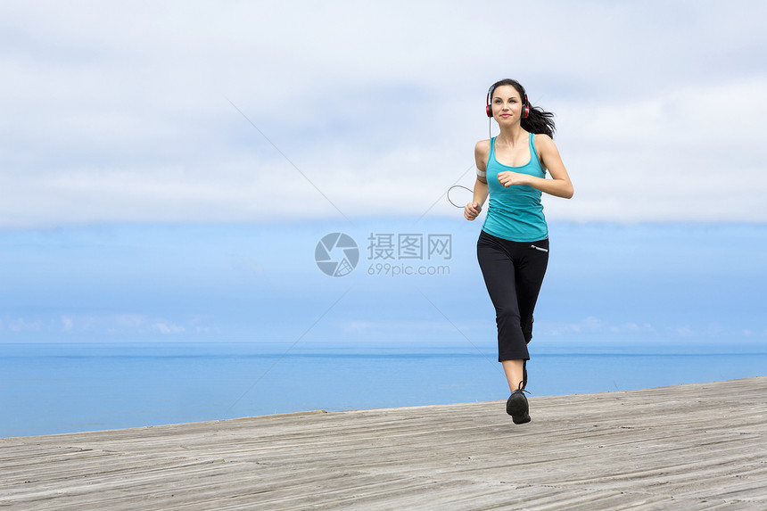 慢跑女性慢跑者活动赛跑者女孩微笑行动运动员成人音乐图片