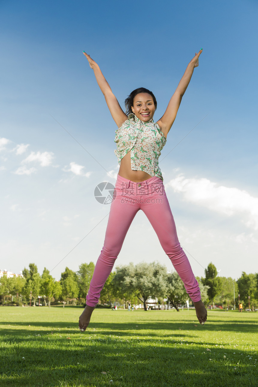 美丽的非洲裔美国女女性跳跃空气成人女孩乐趣幸福爆炸公园自由森林黑发图片