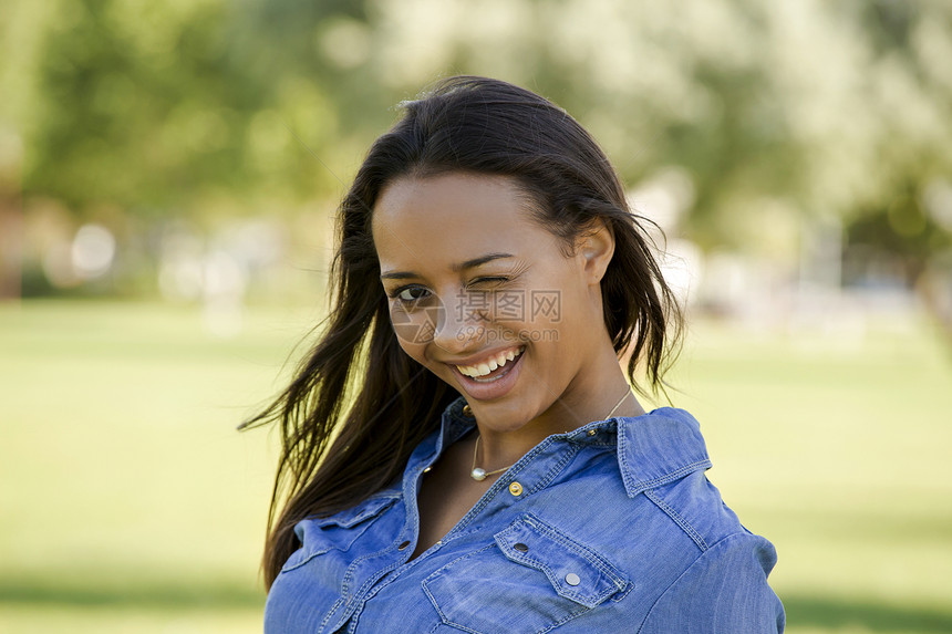美籍非洲裔美裔美丽的非洲妇女自由女孩乐趣微笑公园女性黑发爆炸牛仔裤卷曲图片