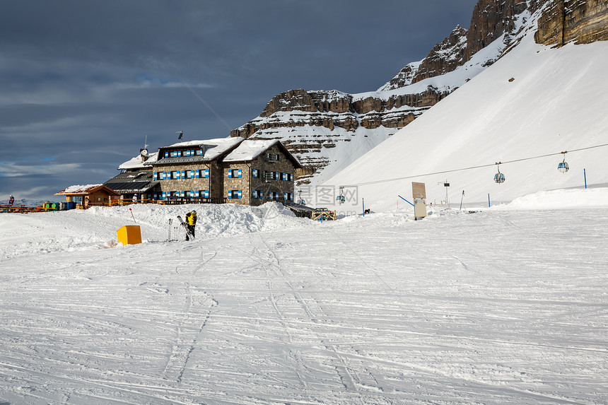 意大利阿尔卑斯山的滑雪度假胜地旅行季节咖啡店假期建筑学粉末天空餐厅房子地标图片