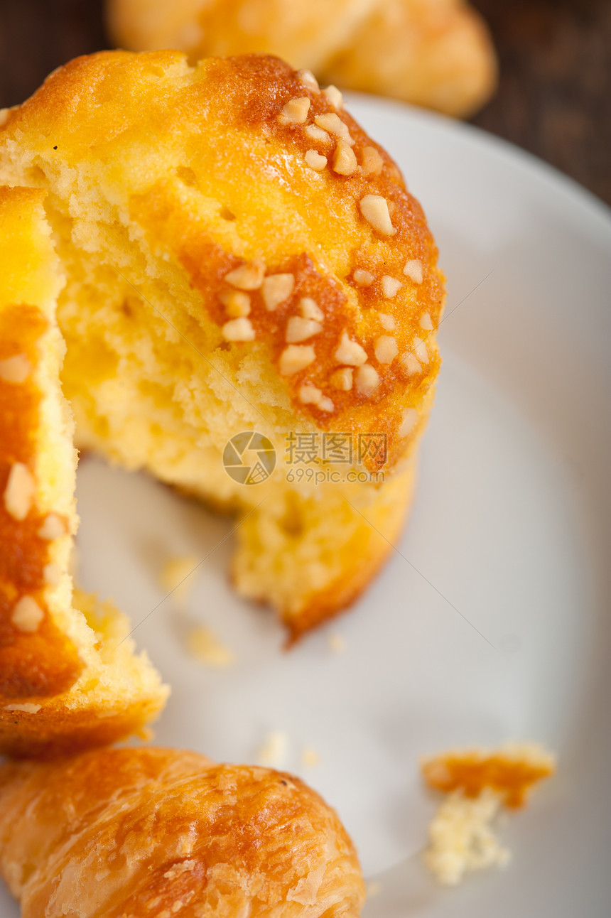 新鲜面包松饼和羊角面包木板宏观产品甜点蛋糕小吃早餐粮食木头食物图片