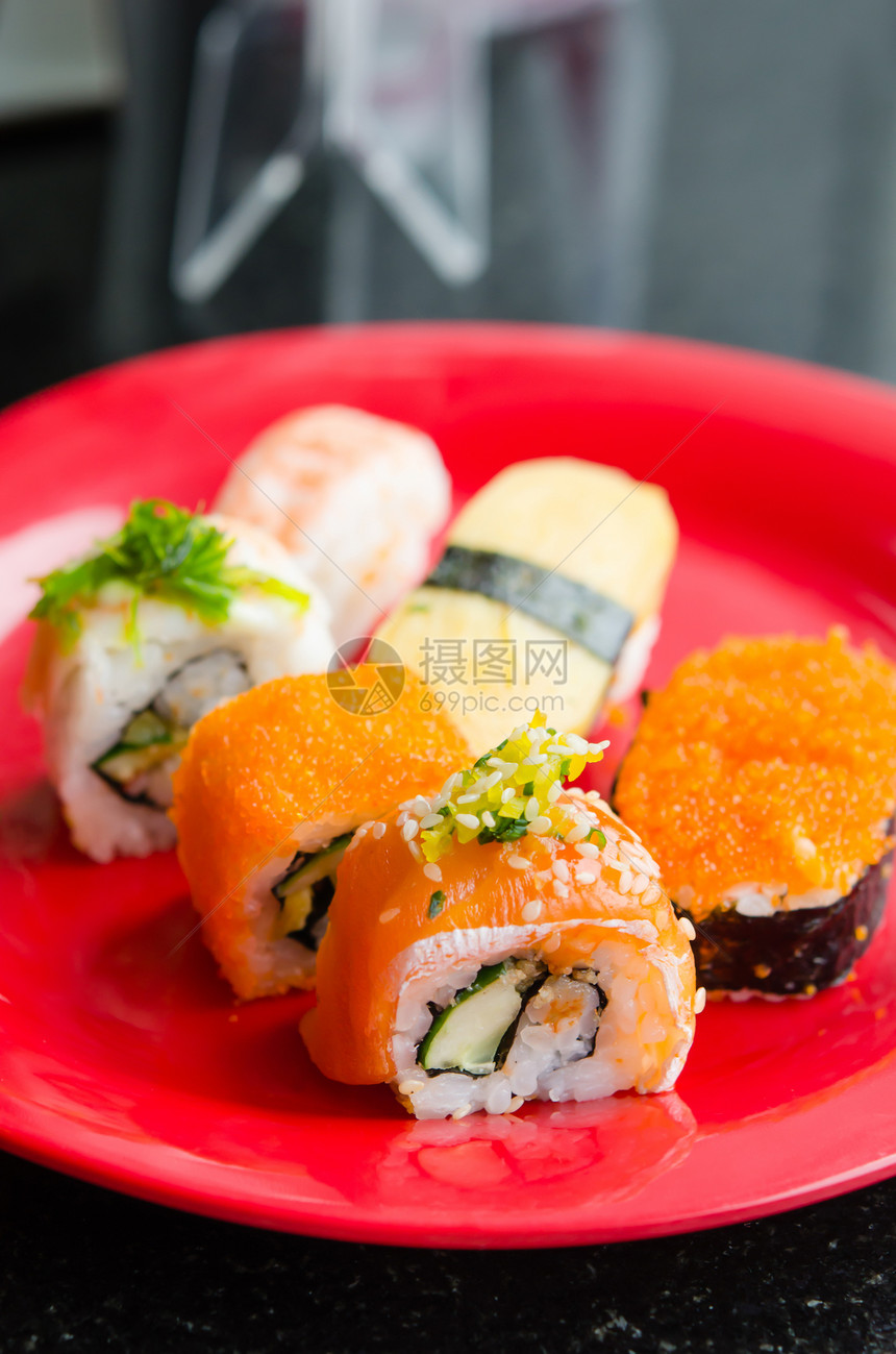 饭碗上的寿司白色海鲜红色盘子食物海苔菜单海藻美味图片
