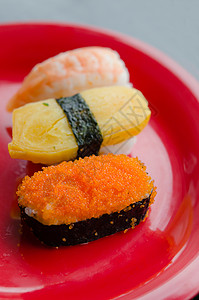 混合寿司海鲜食物红色海苔盘子美味菜单海藻白色背景图片