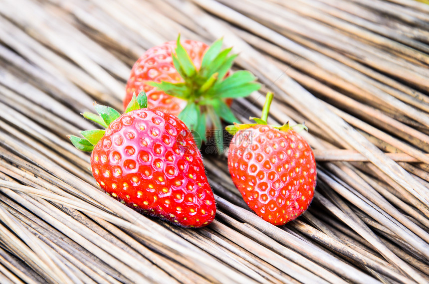 新鲜草莓树叶收成乡村甜点浆果水果红色木头饮食食物图片