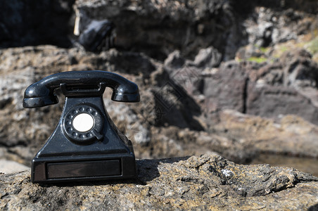 贵重电话玩具怀旧古董黑色背景图片