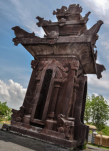 莱塔纳展示在巴厘岛的塔纳罗托寺庙背景