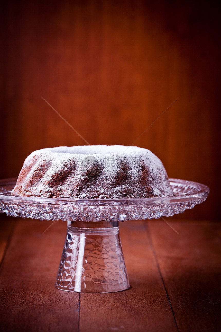 美味巧克力蛋糕糕点巧克力玻璃甜点白色食物木头盘子桌子棕色图片