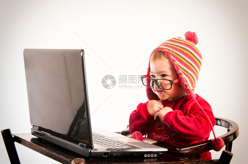 惊讶的孩子女儿笔记本婴儿学习犯罪键盘游戏惊喜电脑社交图片