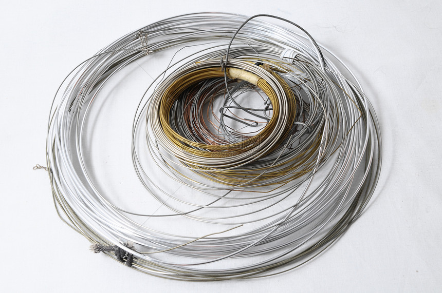 不同金属电线的多彩镀锌管子合金曲线焊接工具工业线圈黄铜白色图片