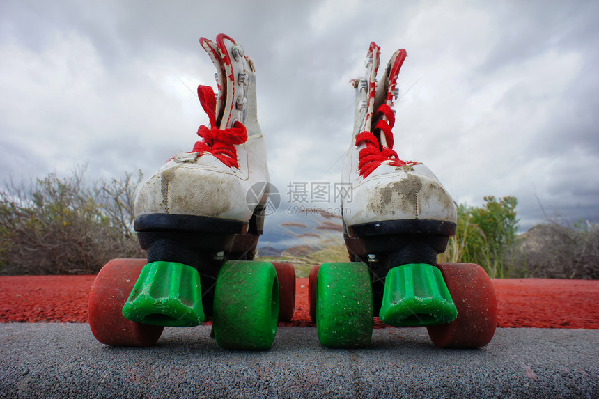 旧旧白滑雪靴车轮旱冰溜冰鞋白色婴儿冰鞋消费滑冰溜冰者孩子图片