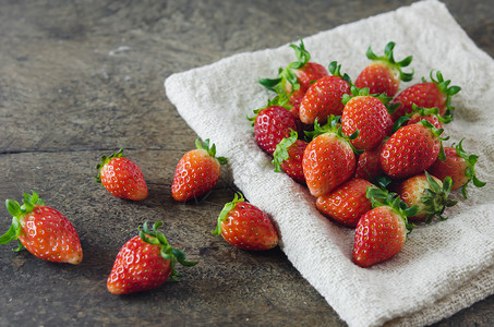 新鲜红草莓食物绿色红色背景养分水果静物背景图片