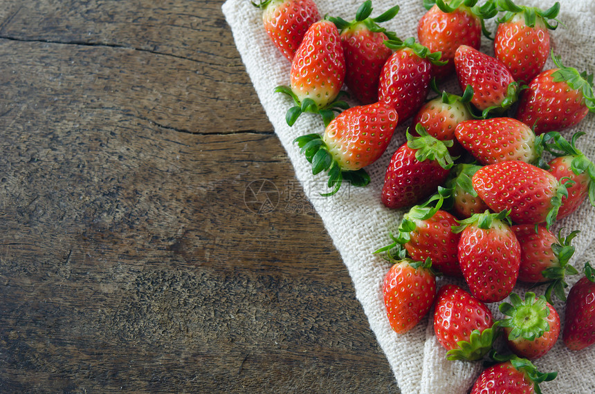 新鲜红草莓食物水果背景养分红色静物绿色图片