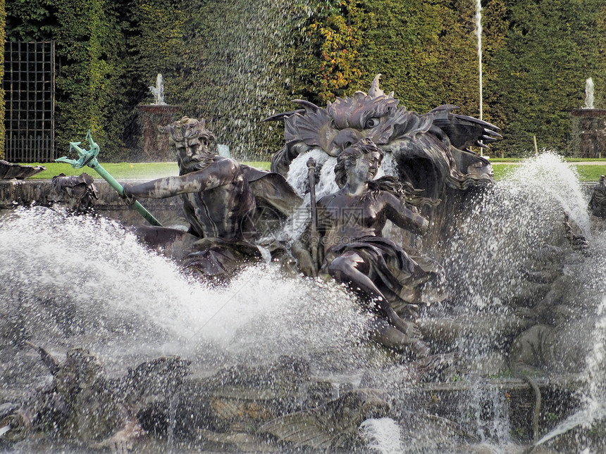 在凡尔赛喷泉图片
