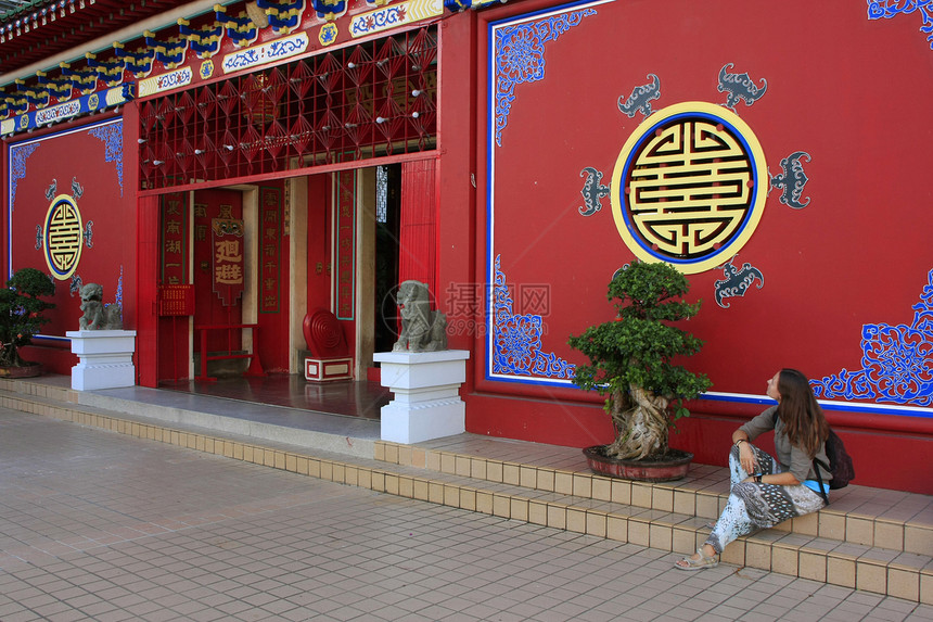 中国佛教寺庙 班达尔的楼梯上的观光客宗教休息女士崇拜女孩佛教徒红色图片