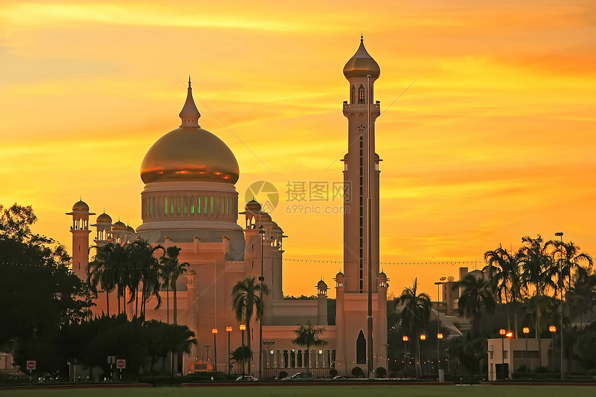 清真寺日落时的轮椅 班达光灯尖塔地标建筑学照明天空寺庙崇拜建筑圆顶图片