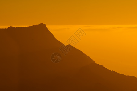 日落在山上橙子太阳沙漠天空背景图片