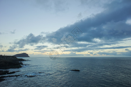 加那利冷云热带棕榈紫色海滩风暴天际全景海洋蓝色天空背景