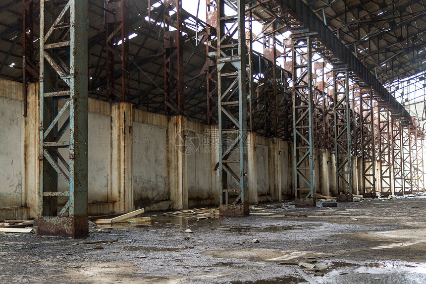 废弃仓库内的蓝色钢柱的废旧图片