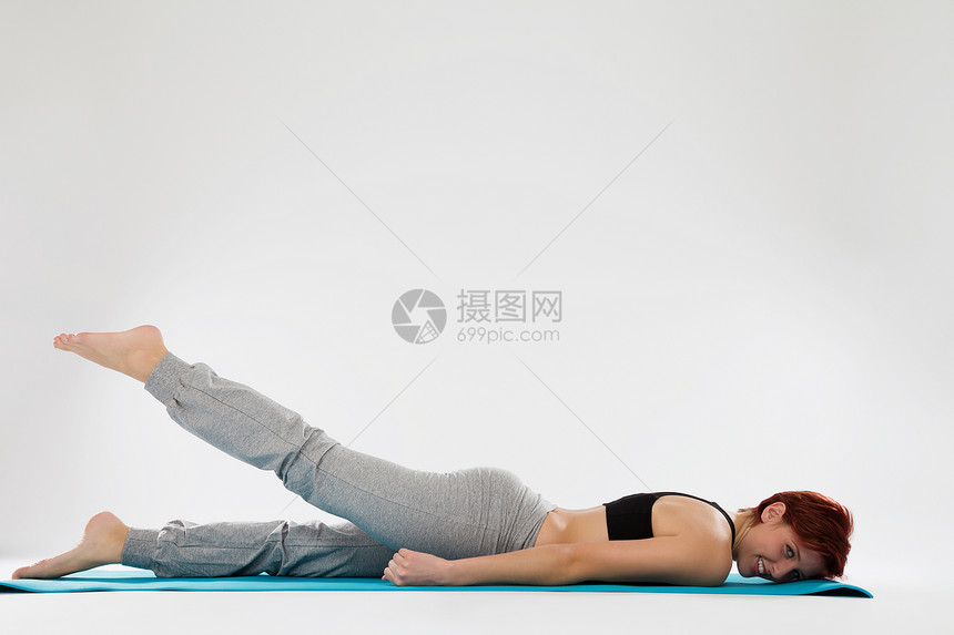 身体健康妇女的双腿运动瑜伽有氧运动女孩身体福利娱乐体操成人训练微笑图片