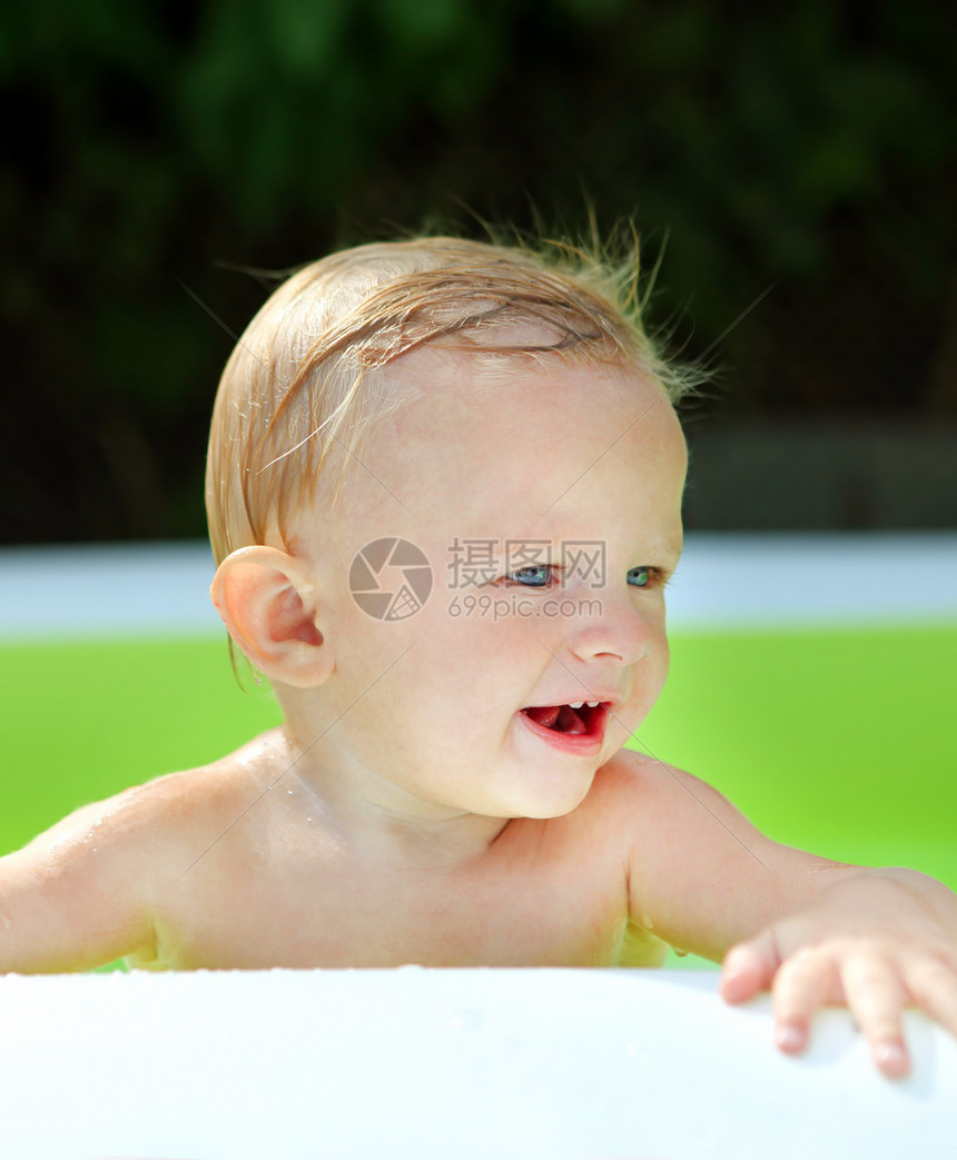 游泳池里的宝贝男孩童年蓝色微笑儿子衣服男性男生金发眼睛喜悦图片