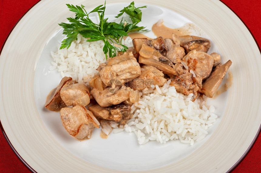 带肉的大米蔬菜羊肉抓饭盘子香菜洋葱美味美食烹饪小吃图片