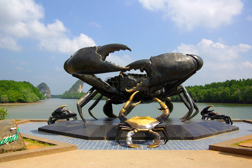 泰国克拉比螃蟹雕像阳光建筑学旅游镜子天空山峰太阳海岸岩石团体图片