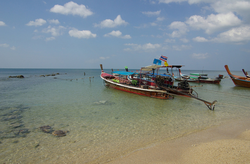 泰国Ko Lanta的泰国传统船海洋旅行娱乐天空海岸海岸线木头太阳热带蓝色图片