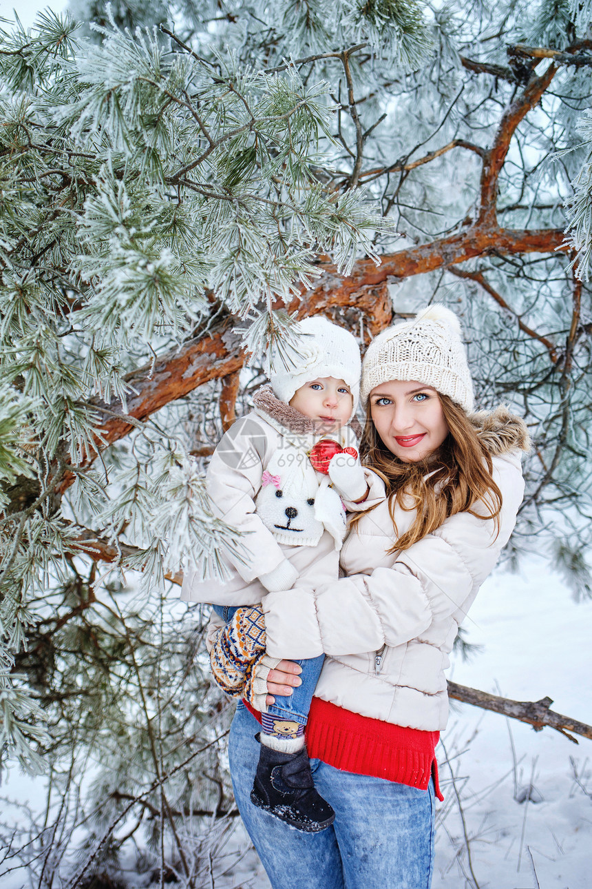 冬季森林中的家庭微笑活动公园树木母亲孩子们快乐闲暇幸福女孩图片