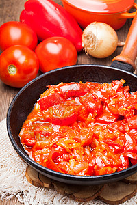 Letcho 白蔬菜乡村美食平底锅红色食谱洋葱橙子盘子烹饪背景图片