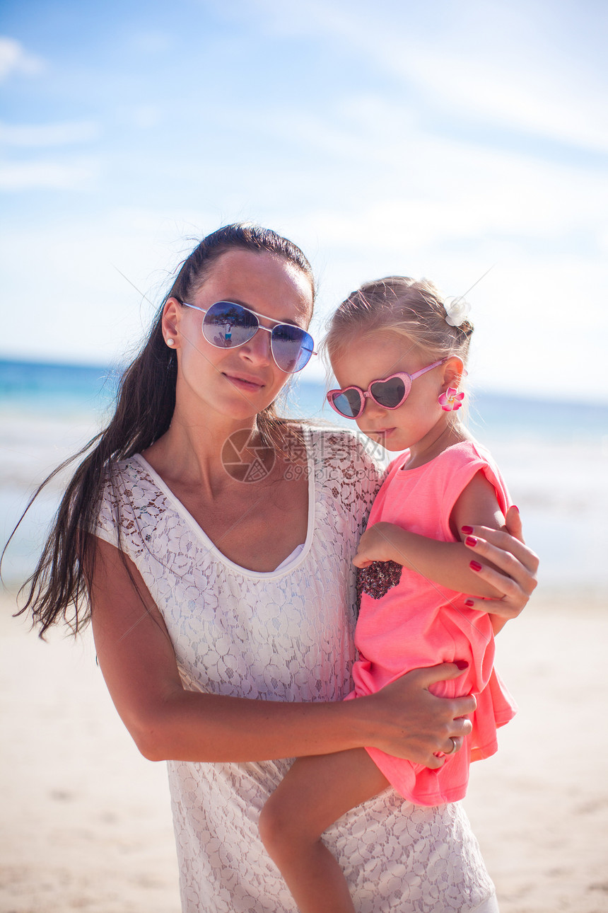 Boracay热带海滩上的小女孩和年轻母亲图片