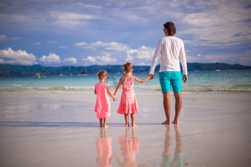热带白沙滩上可爱的小女孩和年青父亲享受孩子成人父母男性海岸线女儿女孩幸福乐趣图片
