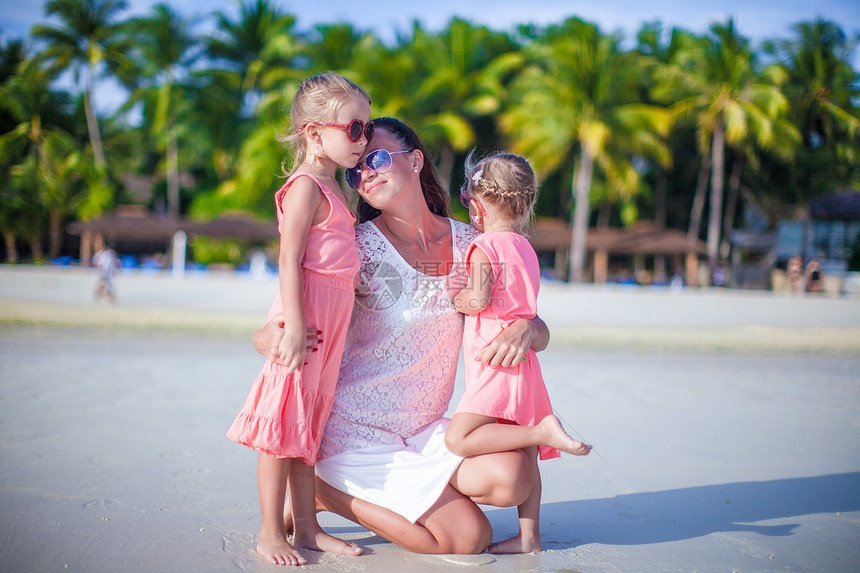 热带白沙滩上可爱的小女孩和年轻母亲假期女儿孩子幸福妈妈享受海岸异国海岸线女性图片