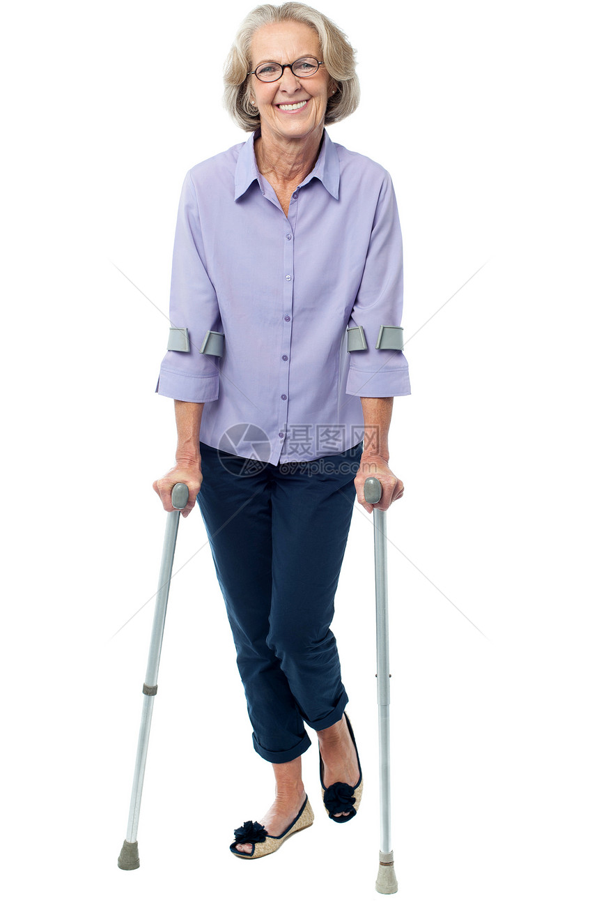 老年妇女用拐杖走路老太太卫生老年人麻痹人士康复女士眼镜机动性伤害图片