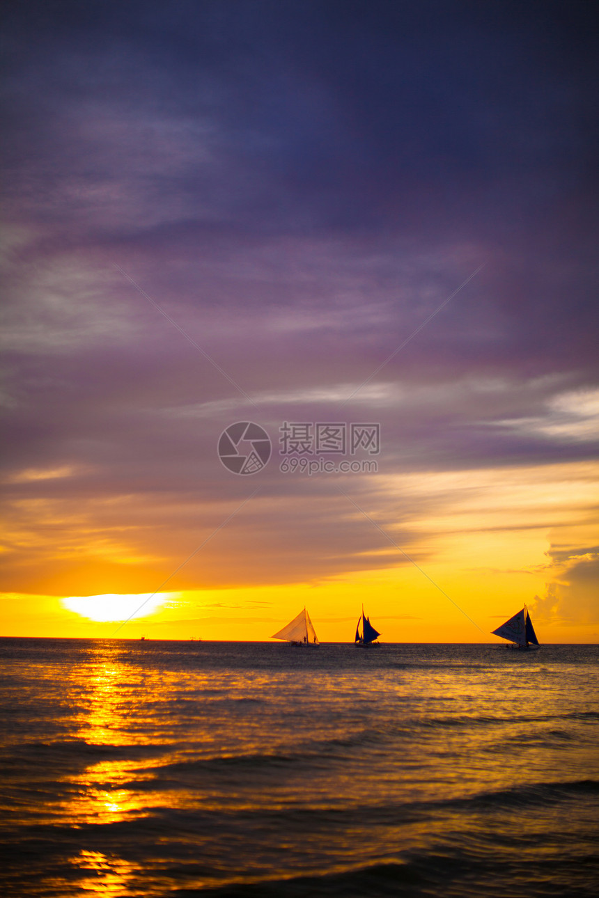 波拉凯岛海边有帆船的 色彩多彩的美丽日落海岸旅游日出阳光反射游艇蓝色血管天空海洋图片