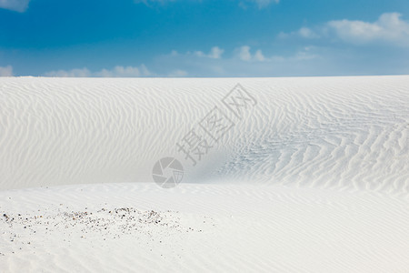 沙漠中的白沙和蓝天空沙丘风景石灰石白色地平线波浪背景图片