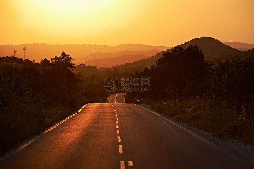 通往夏日夕阳之路太阳山脊地平线图片
