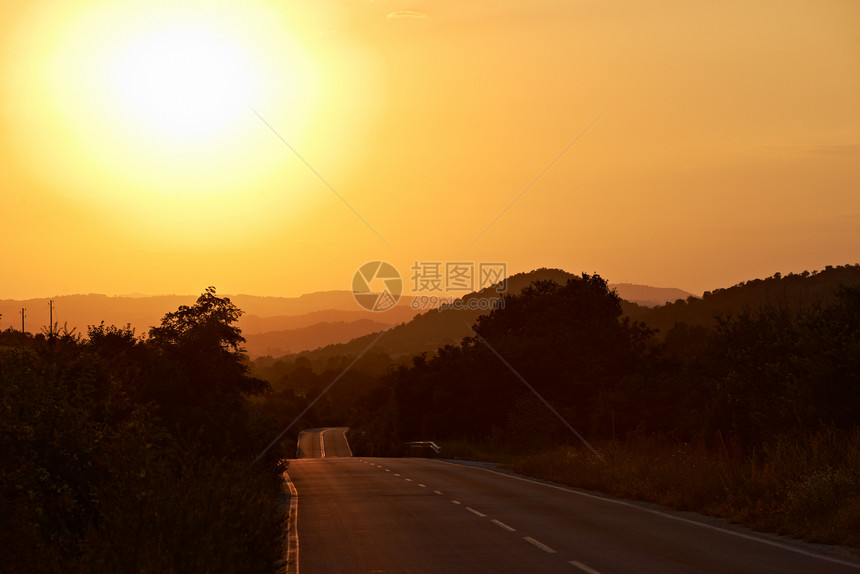 通往夏日夕阳之路山脊地平线太阳图片