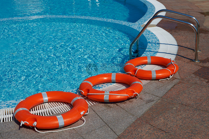 救生带和游泳池游泳水池救生员安全温泉图片