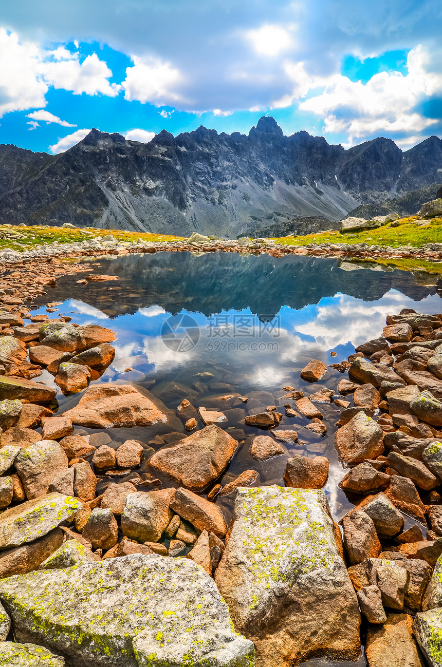 斯洛伐克Tatras高塔特拉斯山湖的垂直景象图片