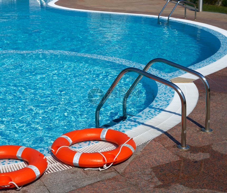 救生带和游泳池安全救生员温泉游泳水池图片